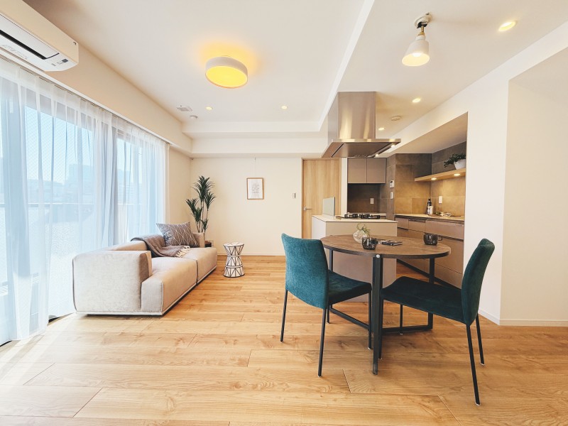 リビングダイニングには床暖房マットを新規設置しています。寒い季節でも足元からの冷えを気にせず、ご家族やお友達との快適に団らん時間が叶います。