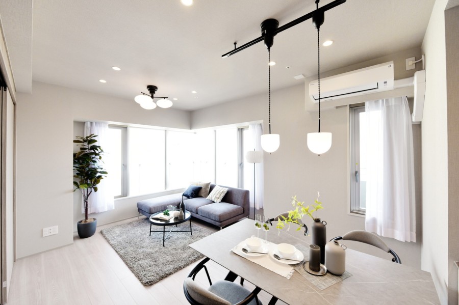 19階部分北東角住戸です。コーナーウィンドウから優しい光が差し込むLDK約15.7帖です。床暖房を完備しておりますので、家族や友人と気兼ねなく穏やかな時間を過ごせる空間になりました。