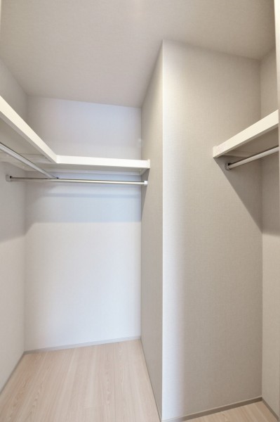 洋室1にはハンガーパイプに枕棚を設置した大容量のウォークインクローゼットを備え付けました。かさばりがちなアウターから、シーズンオフの家電、使用頻度の低いアイテムなどもたっぷり収納できます。