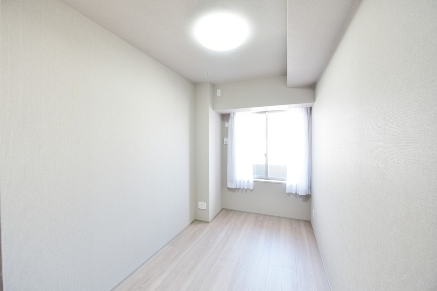 洋室3(約5.1帖)リビングから離れて静かに心と体の休息、読書や趣味などの自分の時間に集中できるプライベートスペースです。全居室に収納があり、居室を広々と使用できます。