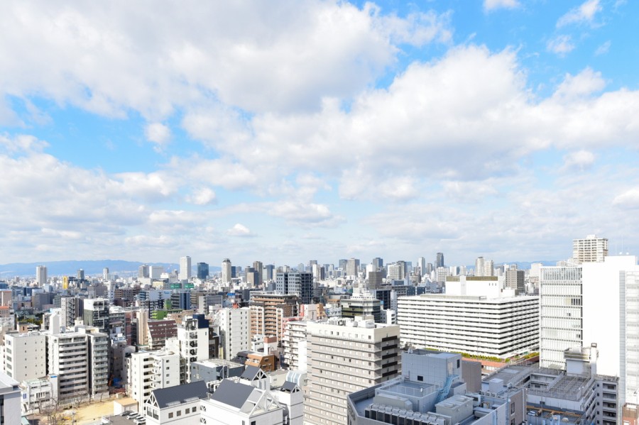 北側眺望です。大阪市街の街並みと大きな空を眺めることができます。活気あふれる街並みと、広い空の変化を楽しみながら毎日の生活に安らぎとエネルギーを与えてくれます。