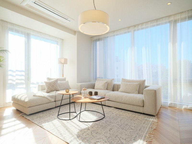 LDKのフロアー材にはヘリンボーンを採用いたしました。光を受ける向きによって表情が変化するため、視覚から楽しむことができます。