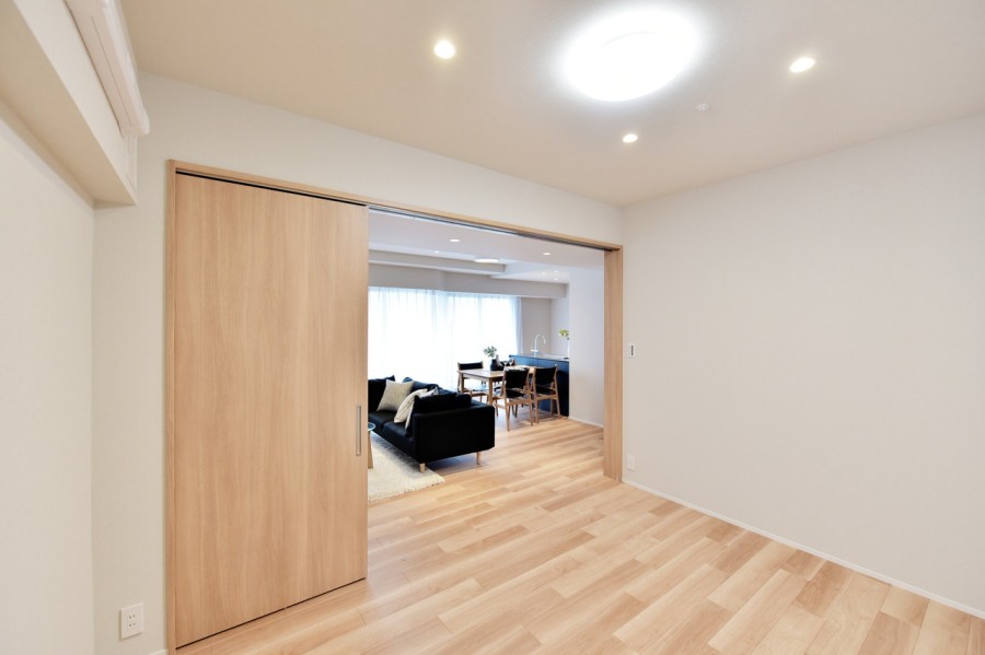 洋室3(約6.0帖)はリビングに隣接しており、扉を開放して拡張リビングとしてもご使用いただけるフレキシブルなお部屋です。家族構成やライフスタイルに合わせて使い分けができます。