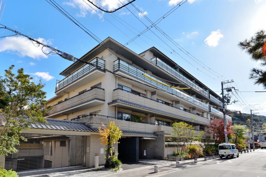 .歴史と文化、自然が調和する岡崎エリアに佇む低層レジデンスです。地下鉄東西線東山駅徒歩8分の立地で、交通利便性に優れています。岡崎の街並みに馴染む風格ある外観や美しい植栽が目を引きます。