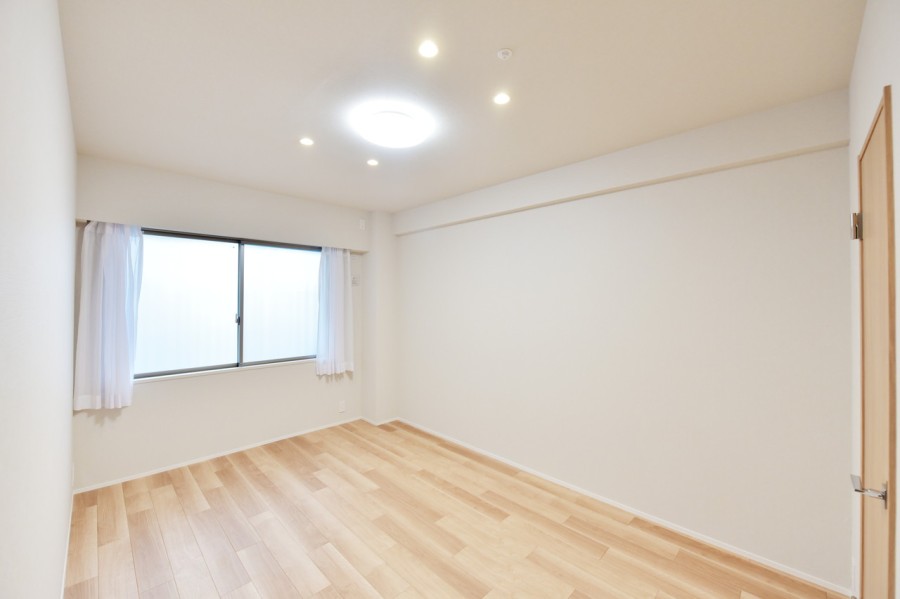 洋室1(約8.1帖)は北側の窓から優しい光が差し込むお部屋です。リビングから離れて静かに心や体を休めることができます。シンプルな内装なので、どんなインテリアとも相性がよく、お好みの空間を演出できます。 9