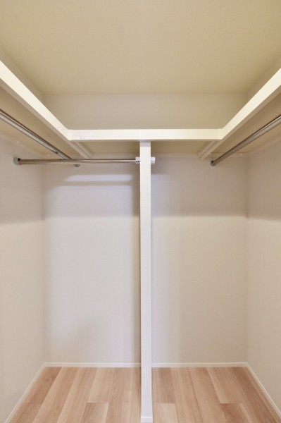 洋室1にはハンガーパイプに枕棚を備え付けた大容量のウォークインクローゼットを設置しました。かさばりがちなアウターやシーズンオフの家電、使用頻度の低いアイテムをたっぷり収納でき、居室を広く使用できます。