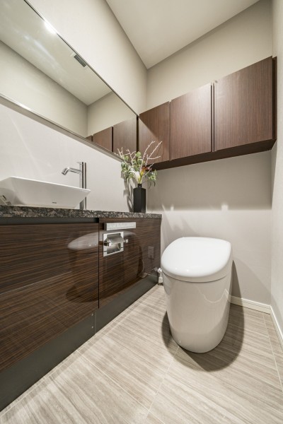 タンクレストイレやスティックリモコンでスタイリッシュな雰囲気を演出したレストルームです。簡単な身だしなみチェックにも便利なミラーや手洗い水栓は実用的でうれしい設備となっております。