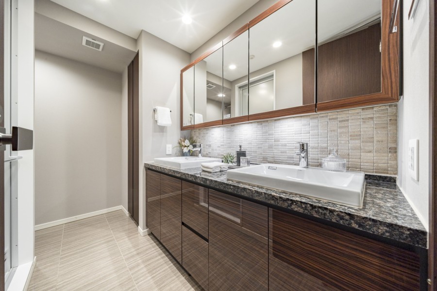 ホテルライクなダブルボウル洗面化粧台です。ご家族が同時に身支度でき、出発前の慌ただしい時間にも快適にお使いいただけます。