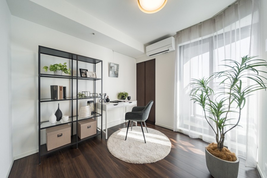 洋室3では温もりを感じるフローリングやホワイトで統一された壁紙がやわらかい雰囲気を演出してくれます。自分らしいお部屋に彩って毎日を楽しめます。