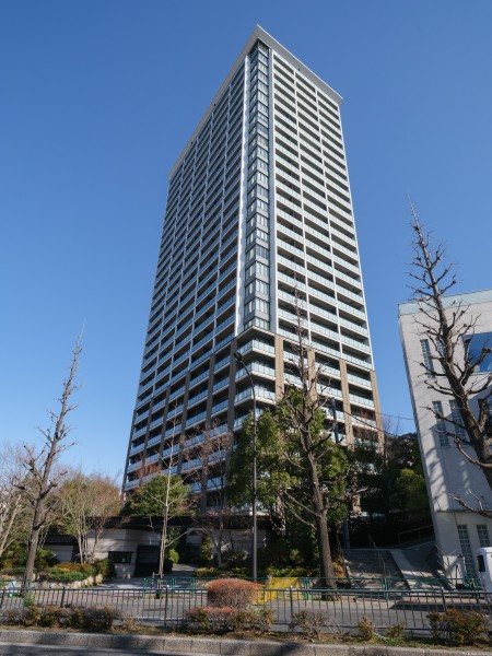 ハイブリッド免振・制震システムが採用されているマンションです。徒歩圏内にスーパーやコンビニ、ドラッグストアがあり住環境良好となっております。