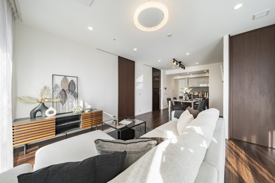 優雅さとスマートさを絶妙のバランスで両立させたラグジュアリーなリビングとなっております。自分の世界に没頭する時間も、ご家族の団らんも大切にできる空間です。