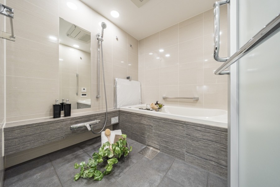 ゆったりとしたバスタブで毎日のお風呂時間を心ゆくまで楽しめます。都会の喧騒を忘れて、癒しのバスタイムを充実させることができます。