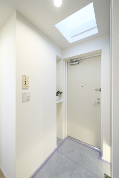 大切なご家族の「ただいま」「おかえり」が行き交う心温まる空間です。吹き抜けのある玄関が、日常に心地よい明るさを取り込みます。