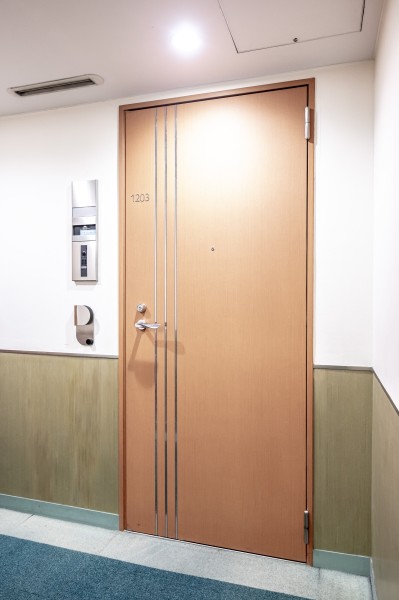 お部屋へと続く廊下はホテルライクな内廊下設計です。外気の影響を受けにくく、プライバシーも守られやすい環境です。