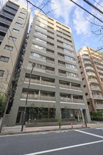 八丁堀駅徒歩5分に位置する、住友不動産(株)旧分譲12階建てマンションです。茅場町駅までも徒歩6分、複数路線が利用可能で通勤通学にも便利な立地です。