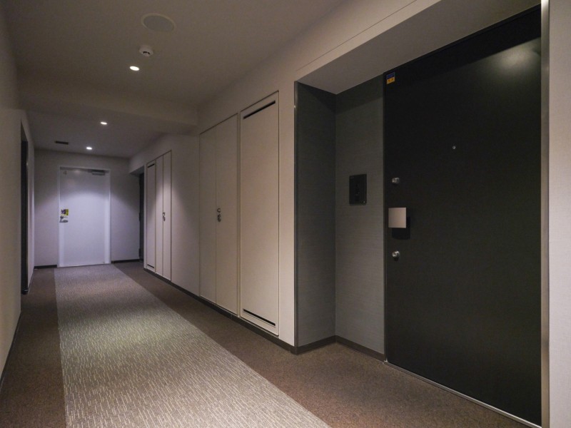 エレベーターを降りてお部屋へと続く廊下は、ホテルライクな内廊下設計です。安心のダブルオートロックが採用されており安心してお過ごしいただけます。