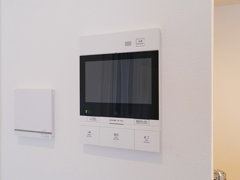 ◆TVモニター付インターホン◆訪ねてきた相手をモニター越しに確認でき、防犯対策に役立ちます。インターホン越しに話をすることが可能です。