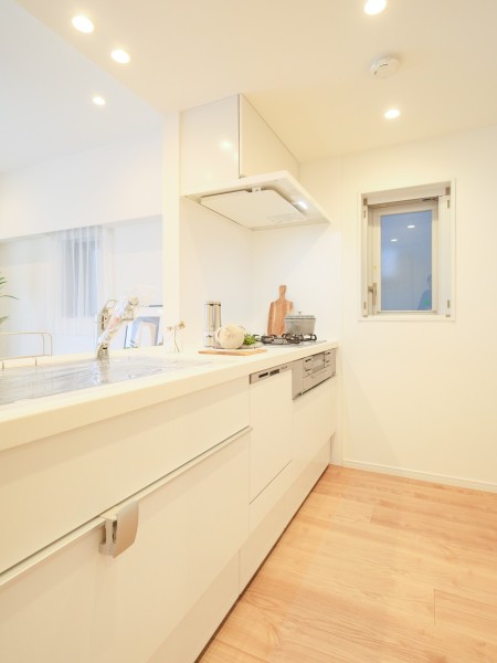 リビングにいるご家族とコミュニケーションを取りながらお料理ができる、人気のオープンキッチンです。コンロはガラストップのため、油汚れも簡単に落とせ、綺麗さをキープできます。