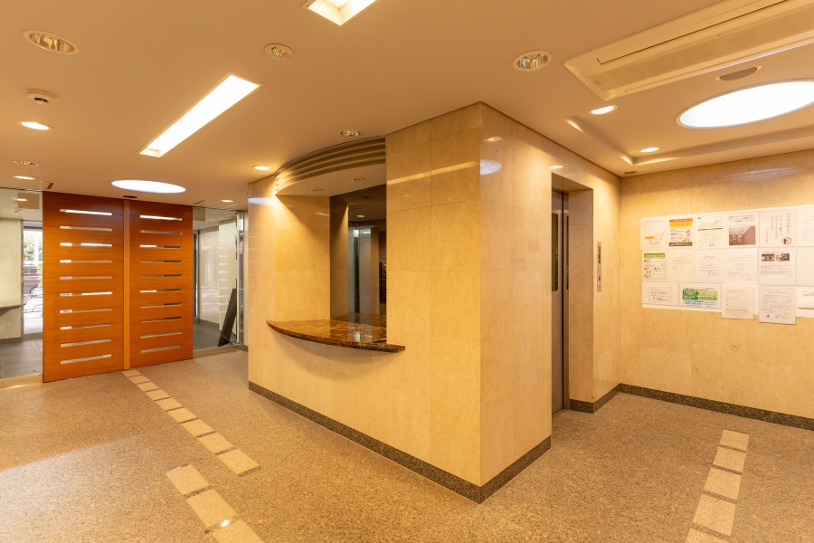エレベーターがあり、高層階に住んでいても移動が楽にできます。掲示板は丁寧に整えられ、管理体制の良さが伺えます。
