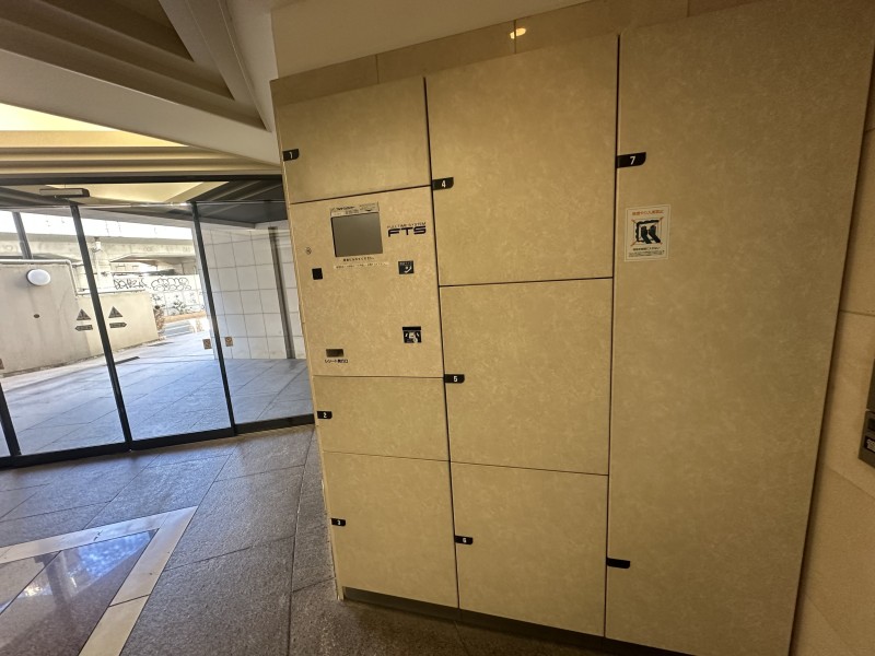 ◆宅配ボックス◆24時間いつでも荷物受け取りが可能。プライベートの時間を邪魔されず、配達時間も気にせず過ごすことができる便利な設備です。