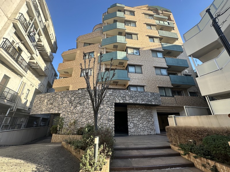 柔らかい色調で整えられ、石の壁が重厚感を演出している上品な雰囲気の外観です。東急東横線『祐天寺』駅徒歩2分で利便性が良好なマンションです。