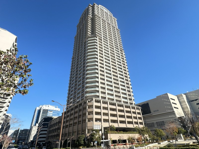御堂筋線天王寺駅徒歩5分、谷町線阿倍野駅徒歩5分、その他環状線も利用可能で、通勤通学便利です。平成16年建築、総戸数401戸の大規模コミュニティです。令和6年大規模修繕工事実施済みです。