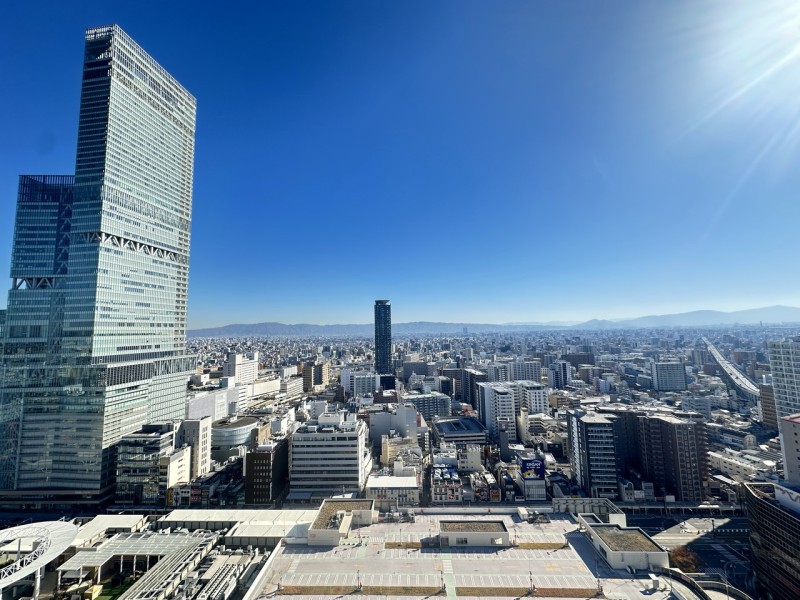 東側の広々としたバルコニーからは、あべのハルカスを身近に感じることができます。高さ300mを誇る高層複合ビルはあべのの街のランドマークとなっています。百貨店や専門店、美術館など多彩な店舗があり日常生活も便利です。
