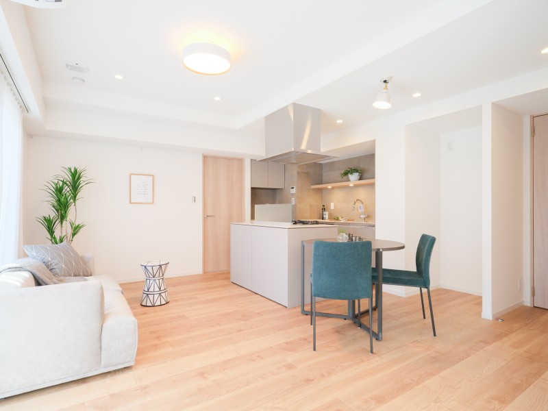 リビングダイニングには床暖房マットを新規設置しています。寒い季節でも足元からの冷えを気にせず、ご家族やお友達との快適に団らん時間が叶います。