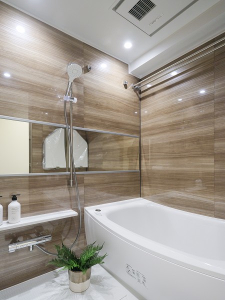 浴槽は美しいカーブと全身を包み込むような入浴感が特長です。都会の喧騒を忘れて、心地よいリラックスタイムをお楽しみいただけます。