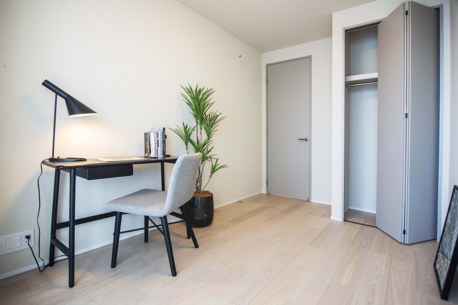 約4.5帖の洋室2です。過ぎゆく時間をのびやかに感じ、プライベート時間を満喫できるお部屋です。