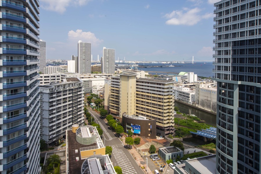 バルコニーからの眺望です。ベイブリッジや横浜港を望めます。
