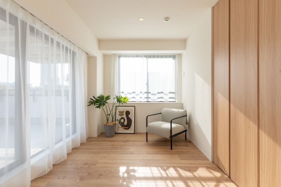 約7.1帖の広さがある洋室1は二面採光で明るく、過ぎゆく時間をのんびりと感じることができる空間です。