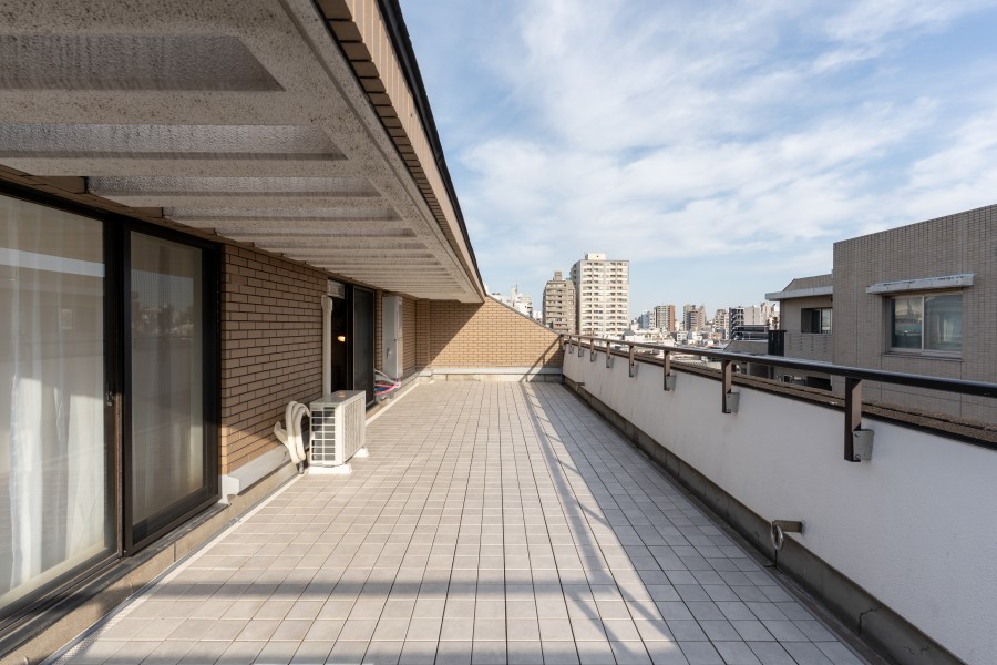 思わず伸びをしたくなるような開放的な青空を望めます。凛とした空気が流れこみ、気分転換にもぴったりな空間です。