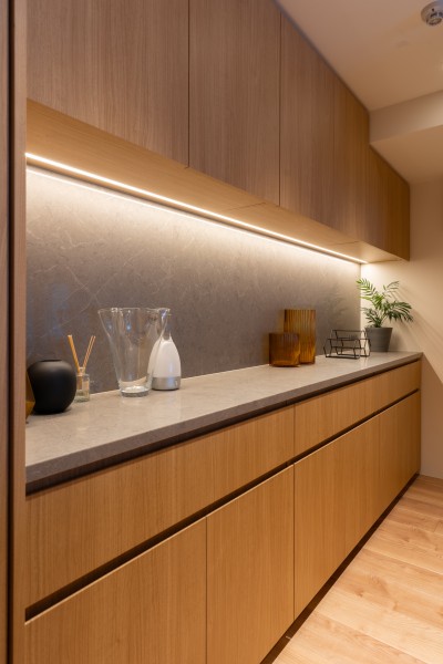 キッチンの背面にはお揃いのカップボードを設置しました。収納豊富でカウンタースペースも広く、実用的です。カウンター部分にはワインやオシャレな家電を置いて、インテリアとしても楽しめます。