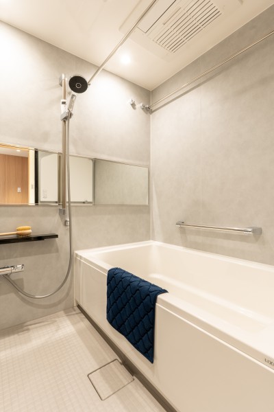 毎日のバスタイムを贅沢に、豊かにしてくれるバスルームです。ワイドミラーにより一層広く感じられるくつろぎの空間で、心ゆくまでリラクゼーションタイムをお愉しみいただけます。