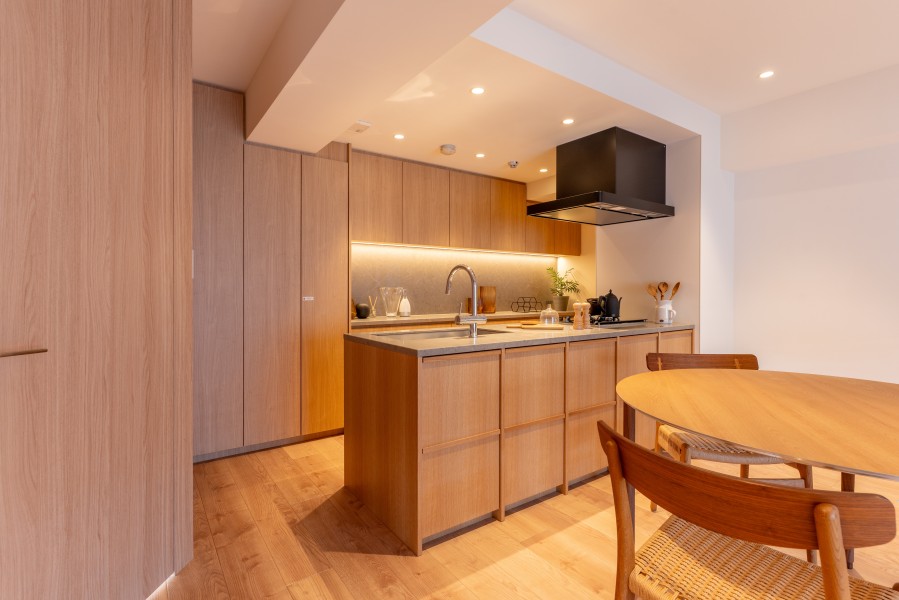 木の表情や色の濃淡、優美な曲線を描く繊細な木目をお楽しみいただけるフロア材を採用。心地よい素材感を活かし、ぬくもりが感じられるナチュラルテイストな住空間です。