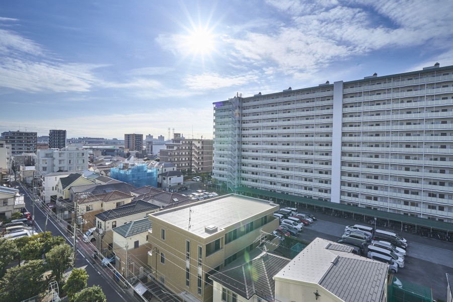 遠くまでのびやかに広がる空を望む眺望です。清らかで穏やかな時間が流れ、明日への活力を養うことができそうです。