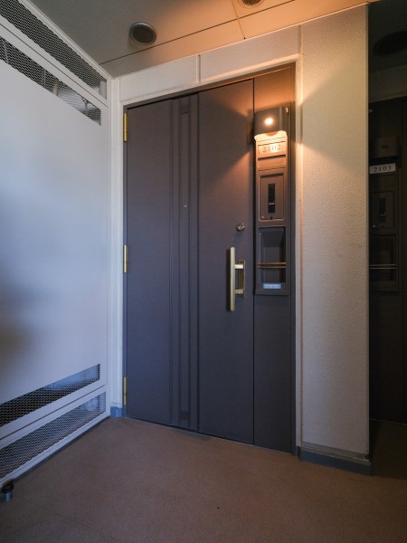 エレベーターを降りてお部屋へと続く廊下は、ホテルライクな内廊下設計です。外気の影響を受けにくく、プライバシーも守られやすくなっております。