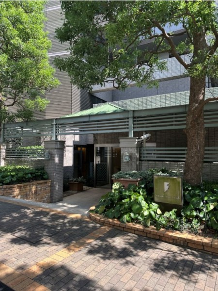 日勤の管理人さんによって整えられた玄関前です。清掃が行き届いた様子から管理体制の良さが伺えます。心安らぐ植栽が施され、毎日気持ち良く出入りできますね。