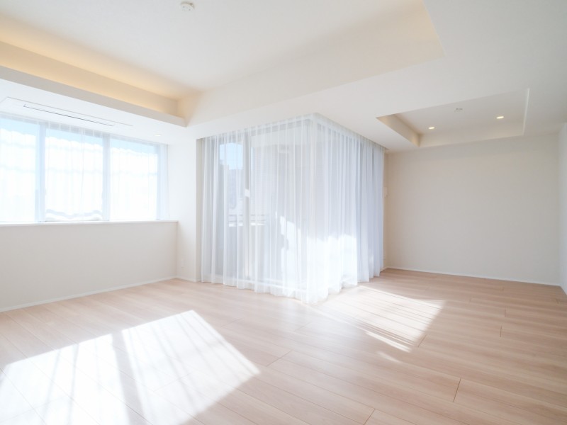 大きな窓からたっぷりの光が差し込み、開放的なLDKです。約21.3帖の広さがあり、大型家具を置いてもゆったりとお過ごしいただけます。