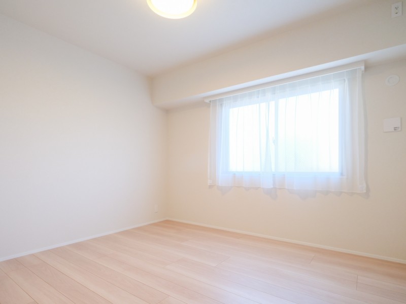 約7.1帖の洋室1はリビングから一番遠く、プライベート性が高いお部屋です。主寝室としてもお使いいただけます。