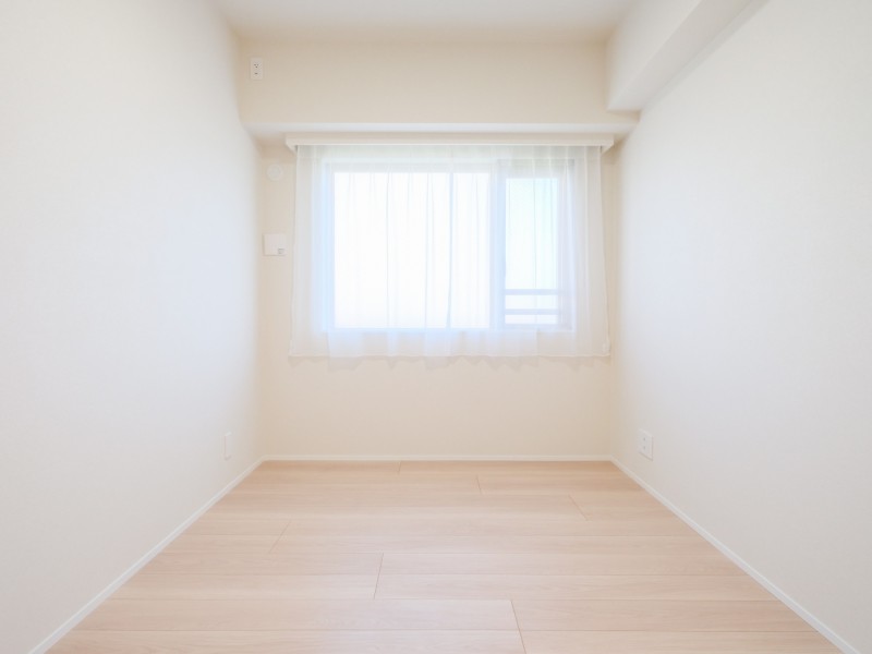 洋室3は約4.4帖の広さとなっております。お部屋は自然の優しい温もりを添えた居心地の良い内装に仕上がりました。多彩な豊かさが紡ぎ、穏やかな時間が流れます。