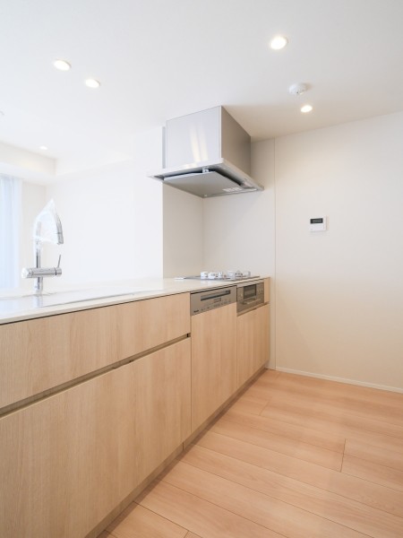 柔らかで活気に満ちた印象を与えるデザインの田中工藝製のキッチンを採用しました。心地よい時間を紡ぎ出し、快適にお料理ができそうな空間です。コンロはガラストップで美しくお手入れがしやすくなっております。