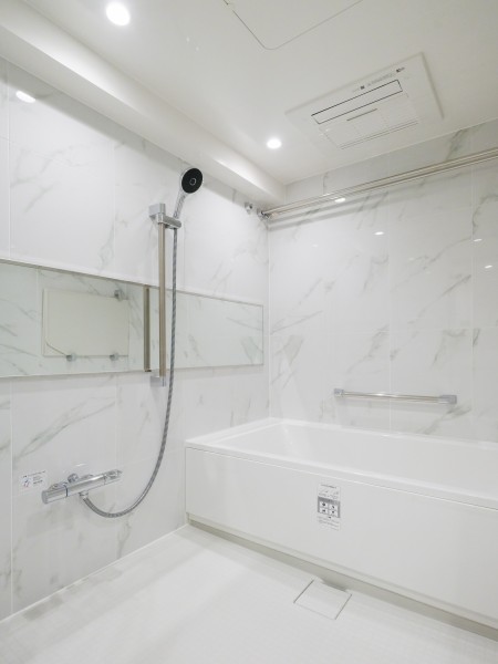 1620サイズのゆとりあるくつろぎのバスルームです。ワイドミラーによって実際より広く感じられるくつろぎの空間となっております。バスタイムを満喫することができます。