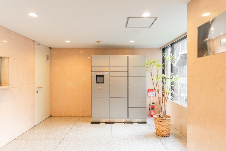 ◆宅配ボックス◆24時間いつでも荷物受け取りが可能。プライベートの時間を邪魔されず、配達時間も気にせず過ごすことができる便利な設備です。