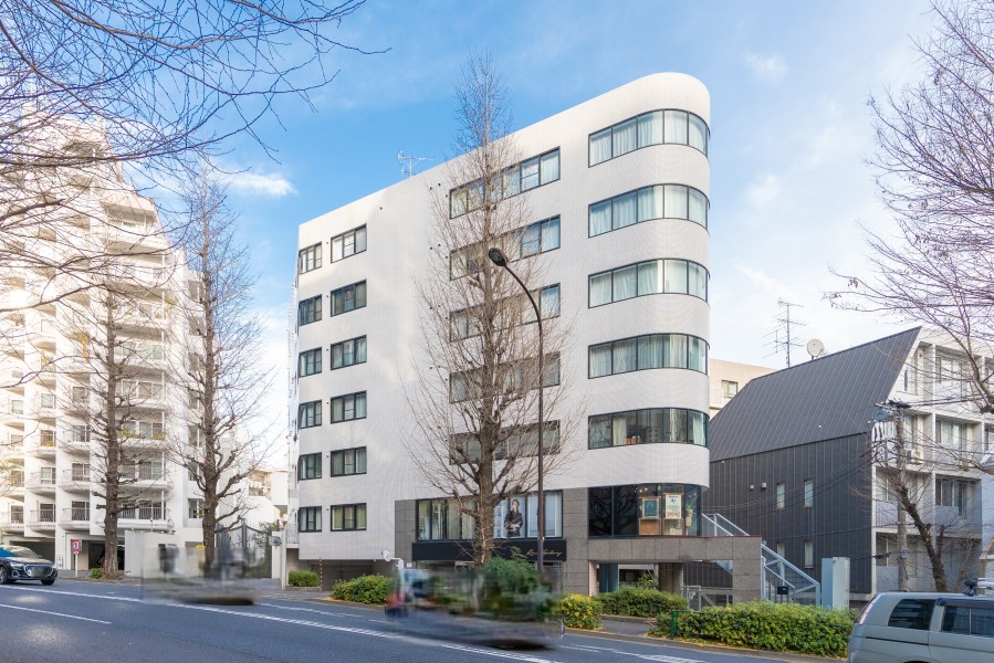 品格ある『渋谷区神宮前』アドレスに佇むマンションです。原宿駅・明治神宮前駅から徒歩10分圏内なので利便性良好です。