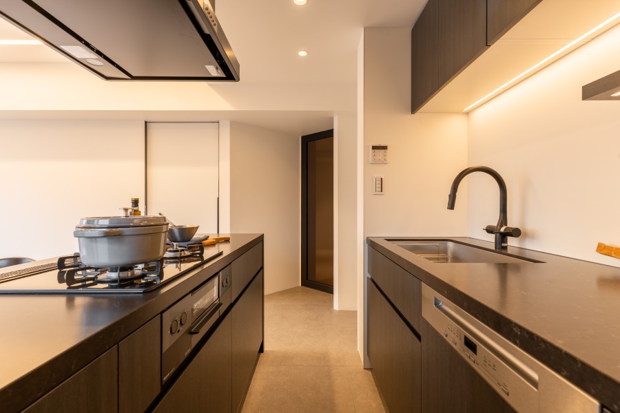 キッチンはユナイテッドアローズ社オリジナルシステムキッチンを新規交換しました。美しい石調の天板が、モダンな空間に気品を添えています。