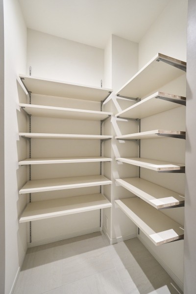 玄関にはシューズインクローゼットがあります。可動式の棚になっているため、シューズの高さに合わせて調整ができます。SICには雨具やアウトドアグッズなども収納可能です。