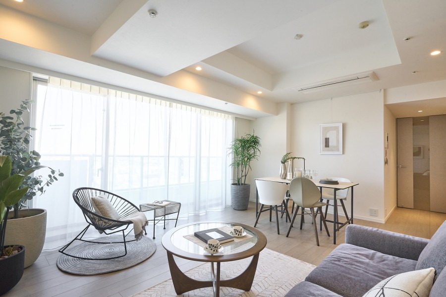 約17.8帖の広々LDKには開放感あふれる大きな窓があり、穏やかな時間が流れます。『日常』という大切な時間を豊かに、快適にお過ごしいただける空間です。