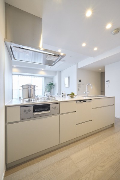 暮らしの中心として、ご家族が自然と集まる空間が実現する開放的な田中工藝製のオープンキッチンです。機能性やデザイン性だけでなく、「居心地」も良いスペースです。